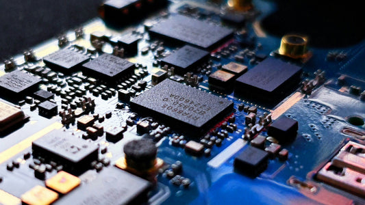 How does electronic fluoride liquid achieve non-conductivity?